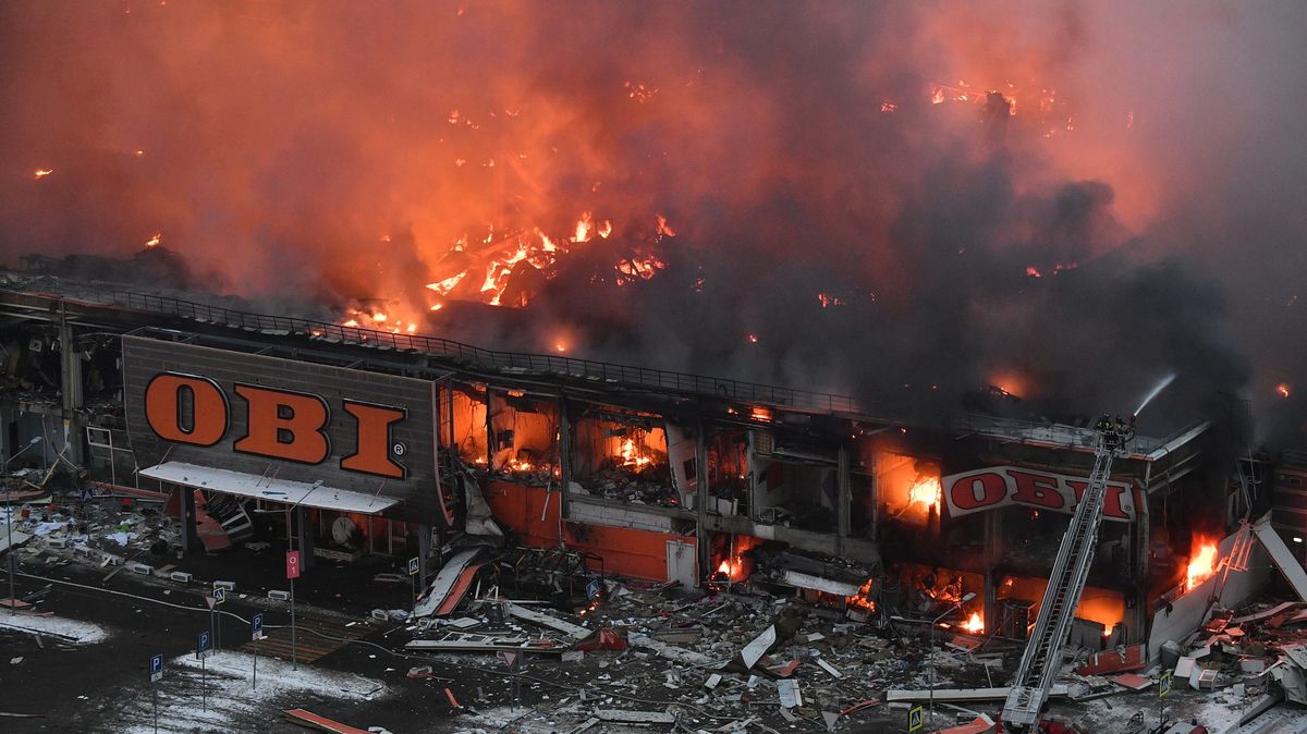Video: Obrovský požár a silné výbuchy v obchodním centru u Moskvy